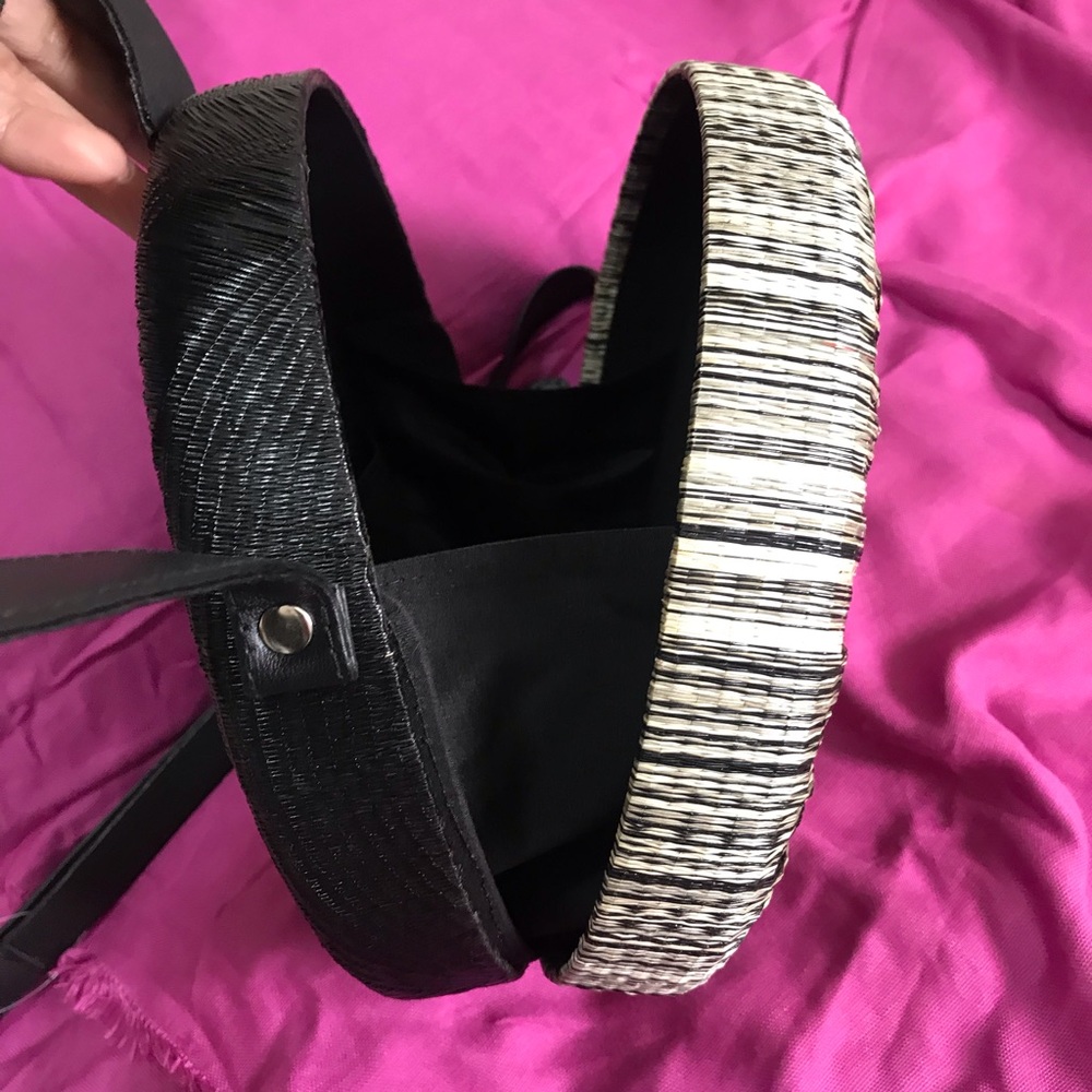 Unique round body bag (made of straw rattan) weave - Picture 3 of 6